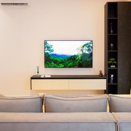 Luxury Rooftop 23 Bed & Breakfast Tirana Bagian luar foto