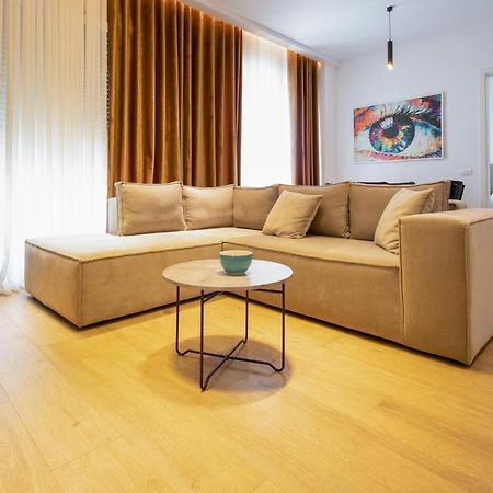 Luxury Rooftop 23 Bed & Breakfast Tirana Bagian luar foto