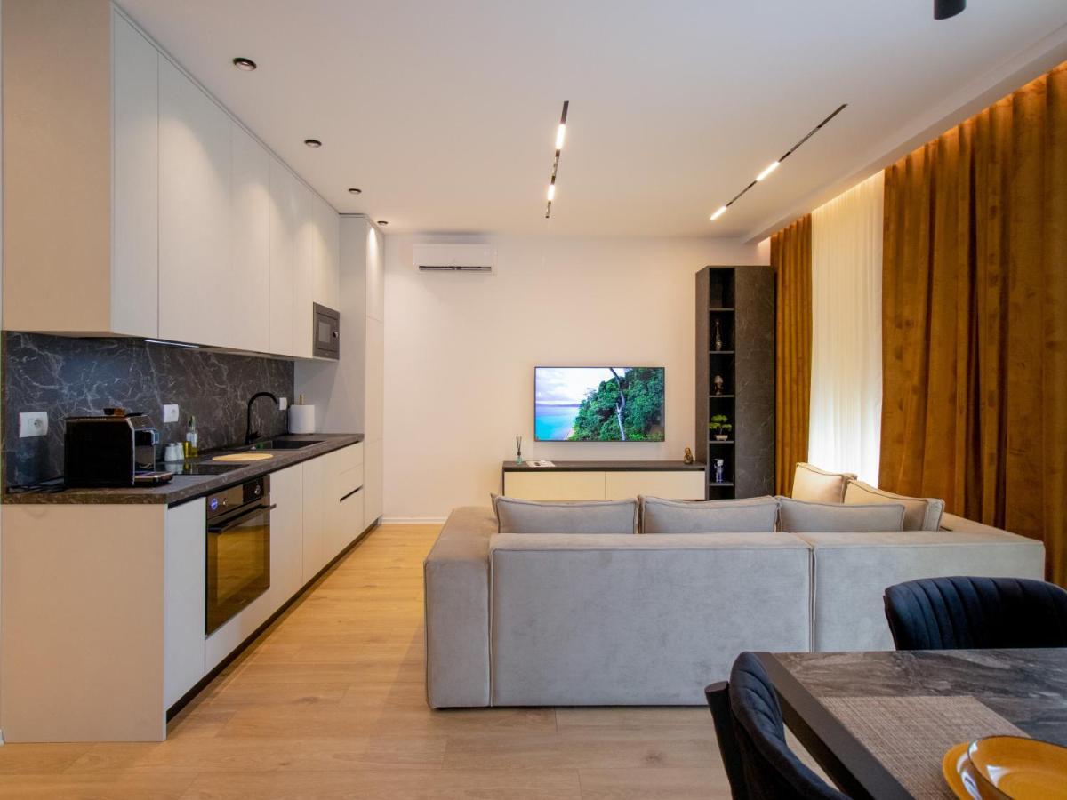Luxury Rooftop 23 Bed & Breakfast Tirana Bagian luar foto