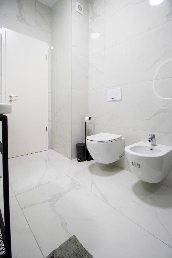 Luxury Rooftop 23 Bed & Breakfast Tirana Bagian luar foto