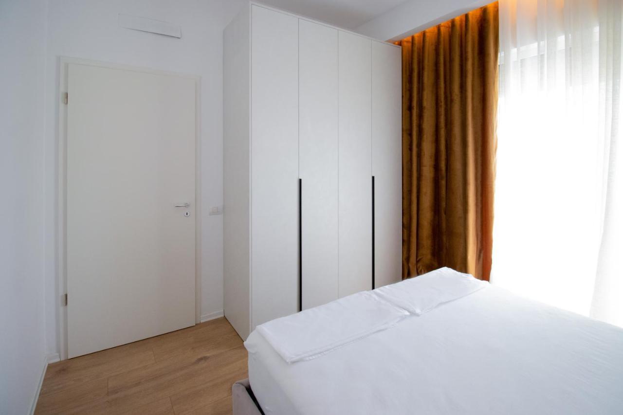 Luxury Rooftop 23 Bed & Breakfast Tirana Bagian luar foto