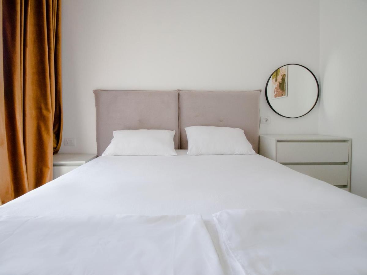 Luxury Rooftop 23 Bed & Breakfast Tirana Bagian luar foto