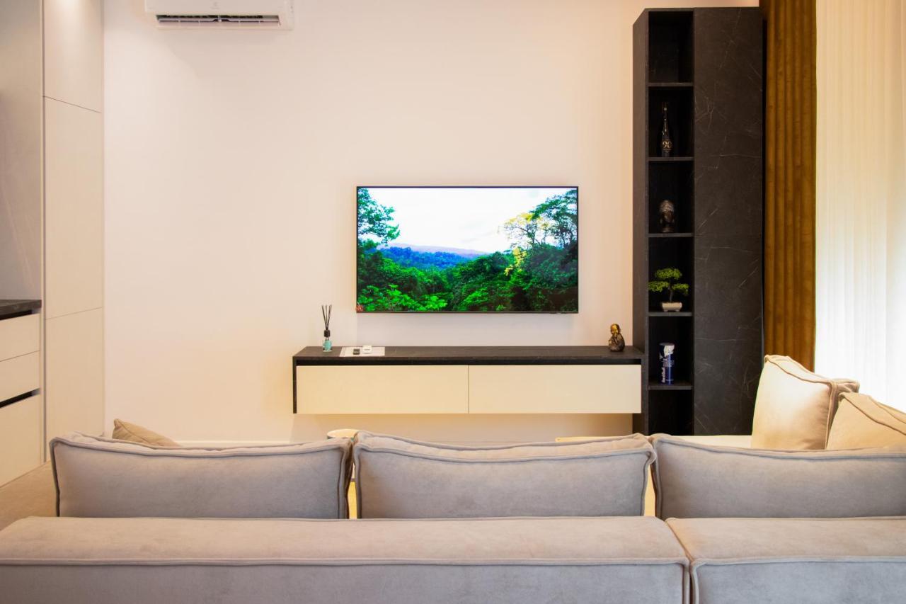 Luxury Rooftop 23 Bed & Breakfast Tirana Bagian luar foto