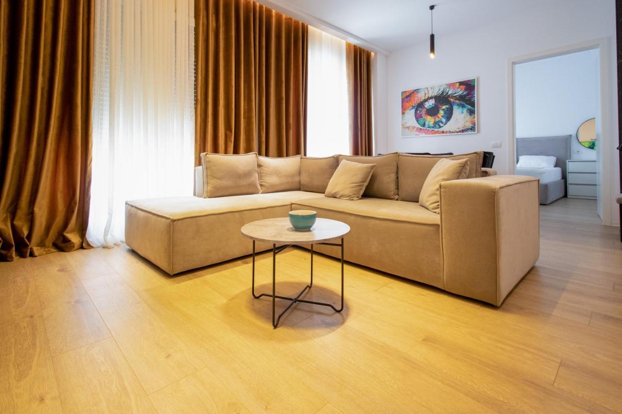 Luxury Rooftop 23 Bed & Breakfast Tirana Bagian luar foto