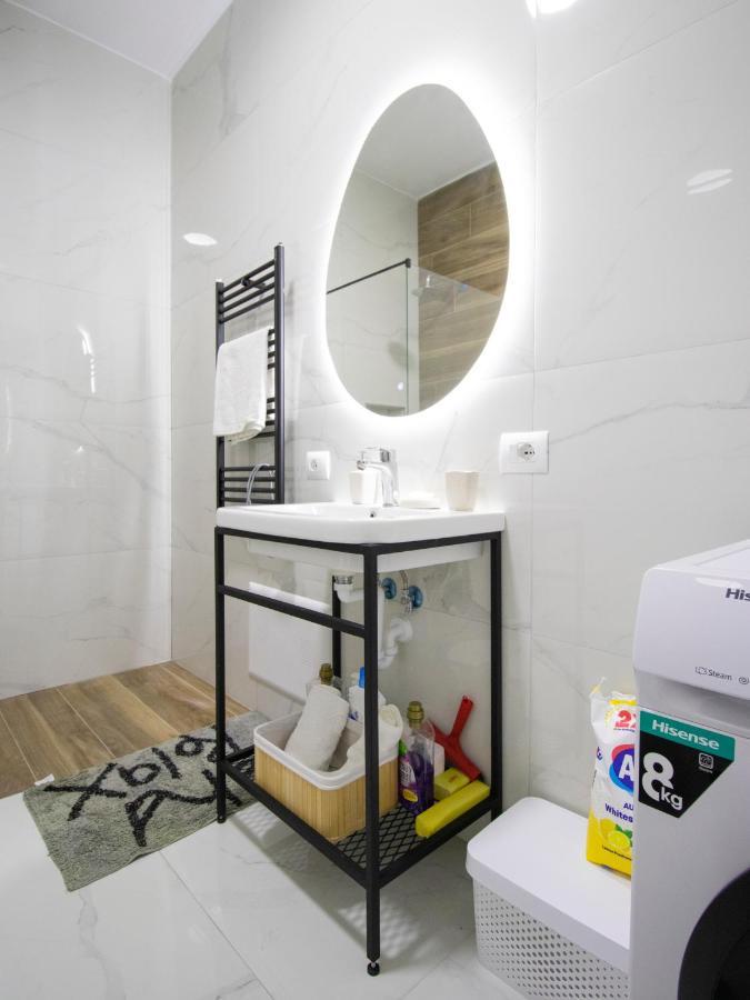 Luxury Rooftop 23 Bed & Breakfast Tirana Bagian luar foto