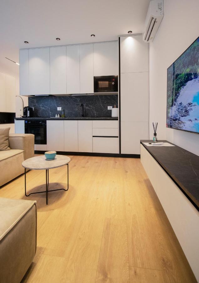 Luxury Rooftop 23 Bed & Breakfast Tirana Bagian luar foto