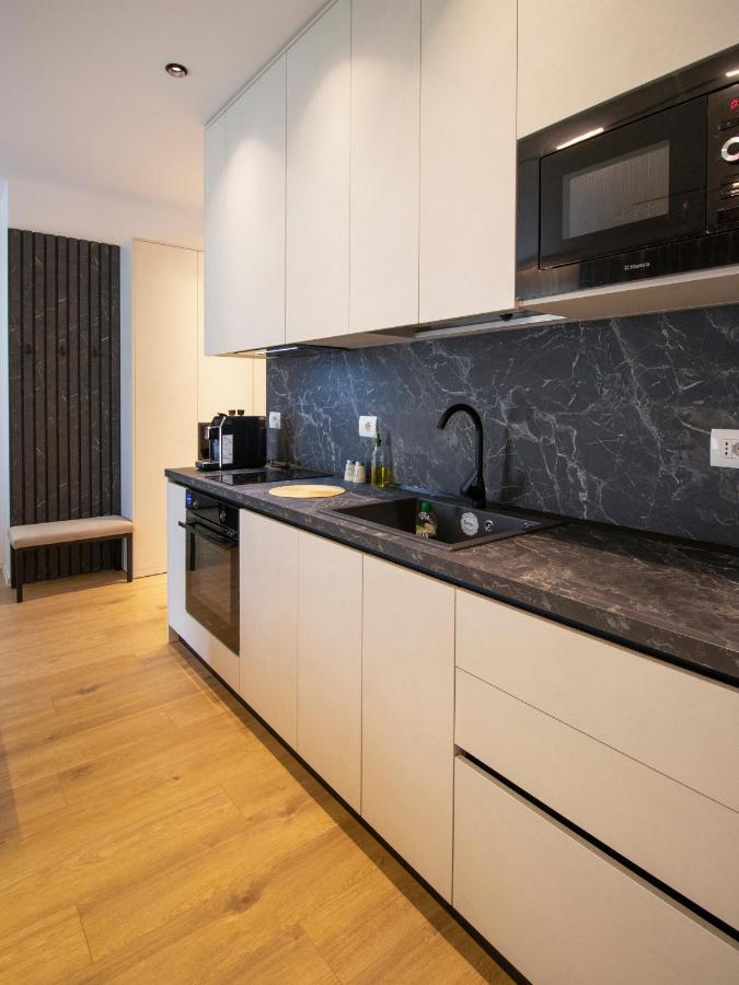 Luxury Rooftop 23 Bed & Breakfast Tirana Bagian luar foto
